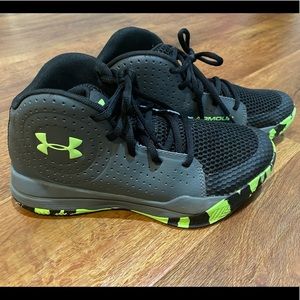 Boys size 4Y Under Armor basketball shoes.